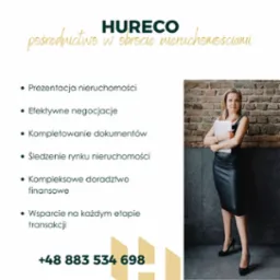 Kobieta w czarnej spódnicy i szpilkach, trzymająca laptopa na tle ceglanej ściany, obok lista usług pośrednictwa nieruchomości z logo HURECO i numerem telefonu.