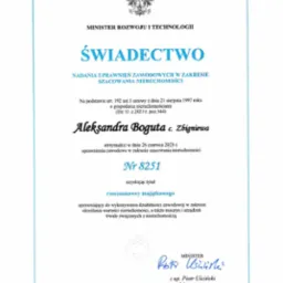 Skan Świadectwa Nadania Uprawnień Zawodowych w Zakresie Szacowania Nieruchomości, wydanego przez Ministra Rozwoju i Technologii, z datą 4 lipca 2023 r. i numerem 8251.