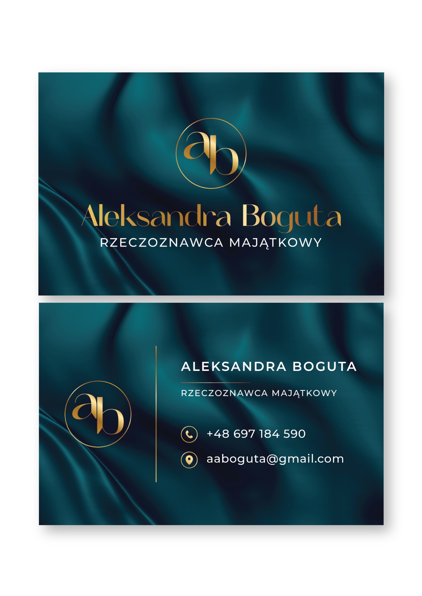 Dwie wizytówki z logo i danymi kontaktowymi rzeczoznawcy majątkowego Aleksandry Boguty na tle turkusowej tkaniny.