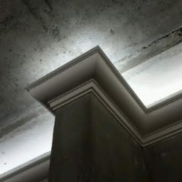 Dmytro Marynchenko - Wnętrze w trakcie prac wykończeniowych; widoczna surowa, betonowa powierzchnia sufitu kontrastuje z nowo zamontowanym, ozdobnym gzymsem przy suficie i ścianie, podkreślonym przez jasne oświetlenie.