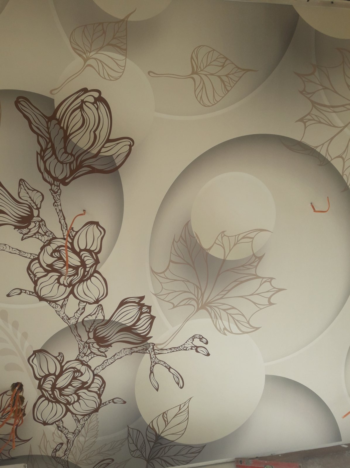 Beżowa tapeta z motywem kwiatów magnolii i liści klonu na tle białych okręgów, wzór w stylu line art.