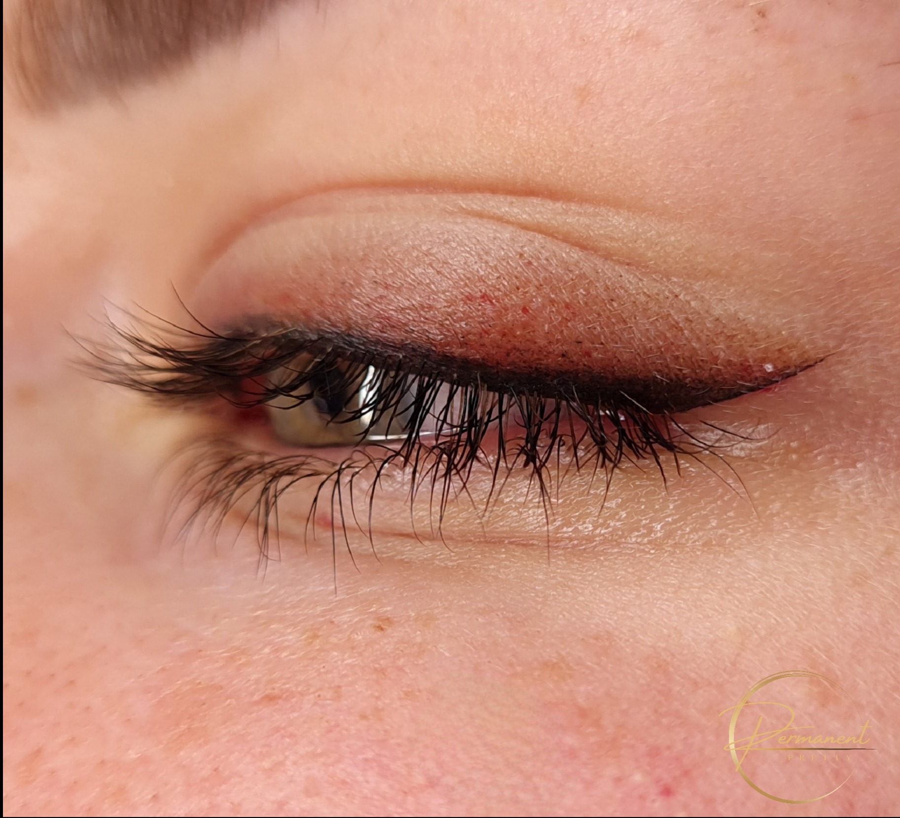 Makijaż permanentny oczu. Kreska cieniowana