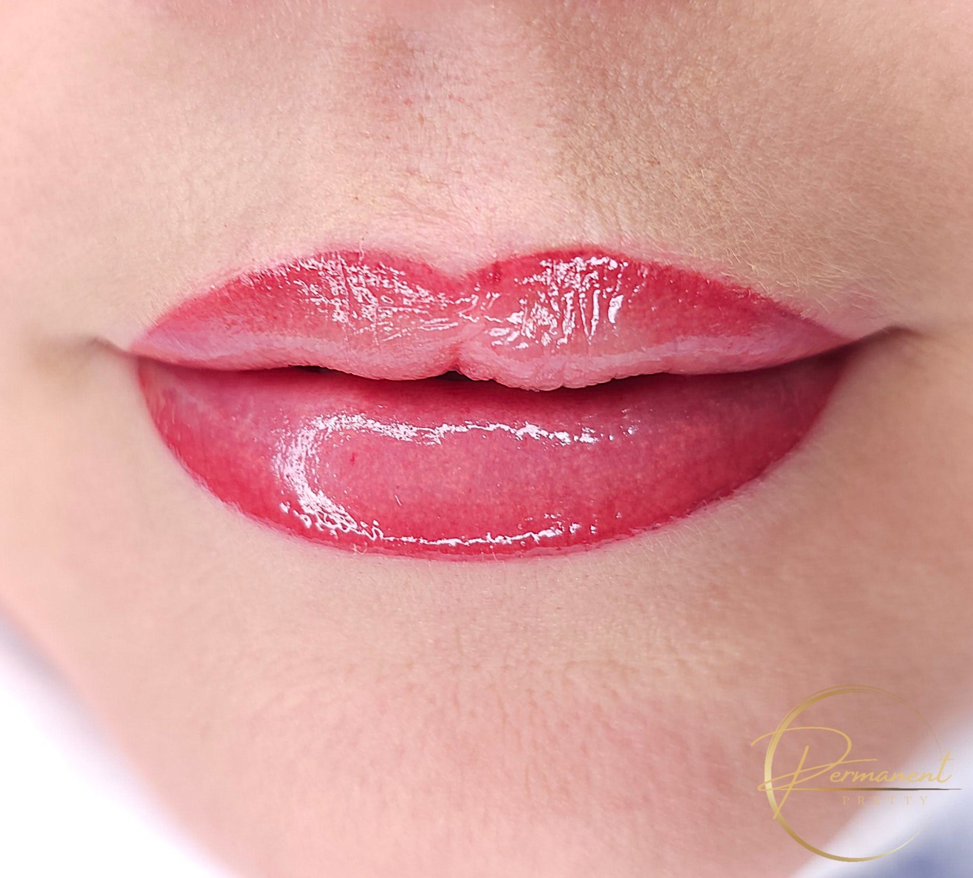 Makijaż permanentny ust. Metoda ombre(kontur z cieniowaniem)