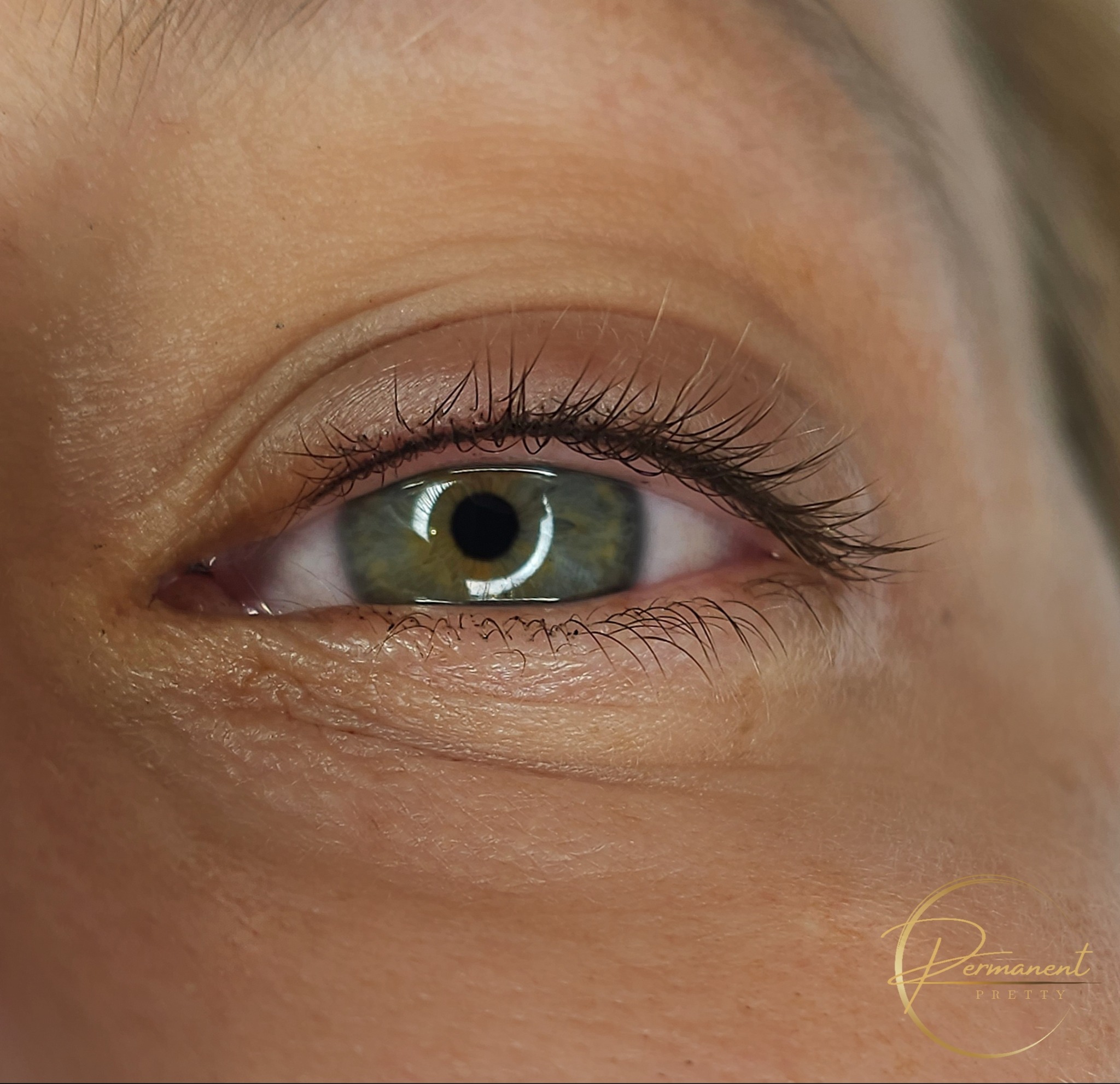 Makijaż permanentny oczu. Kreska w linii rzęs
