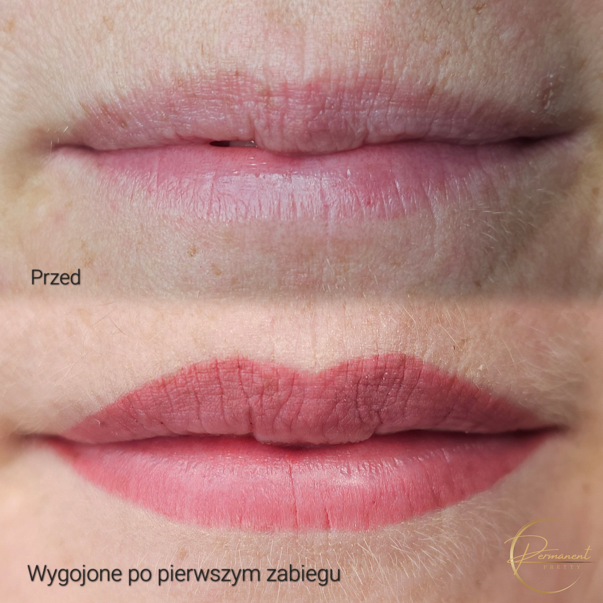 Zbliżenie na usta przed i po zabiegu pigmentacji; górna część pokazuje naturalny odcień, dolna - wygojony efekt makijażu permanentnego w odcieniu koralowej czerwieni z widocznym logo firmy...