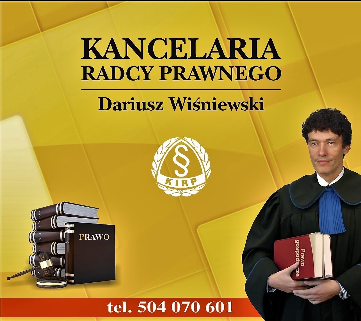 Radca prawny Dariusz Wiśniewski w todze trzymający kodeks 'Prawo gospodarcze' na tle logotypu kancelarii, sterty kodeksów i numeru telefonu.