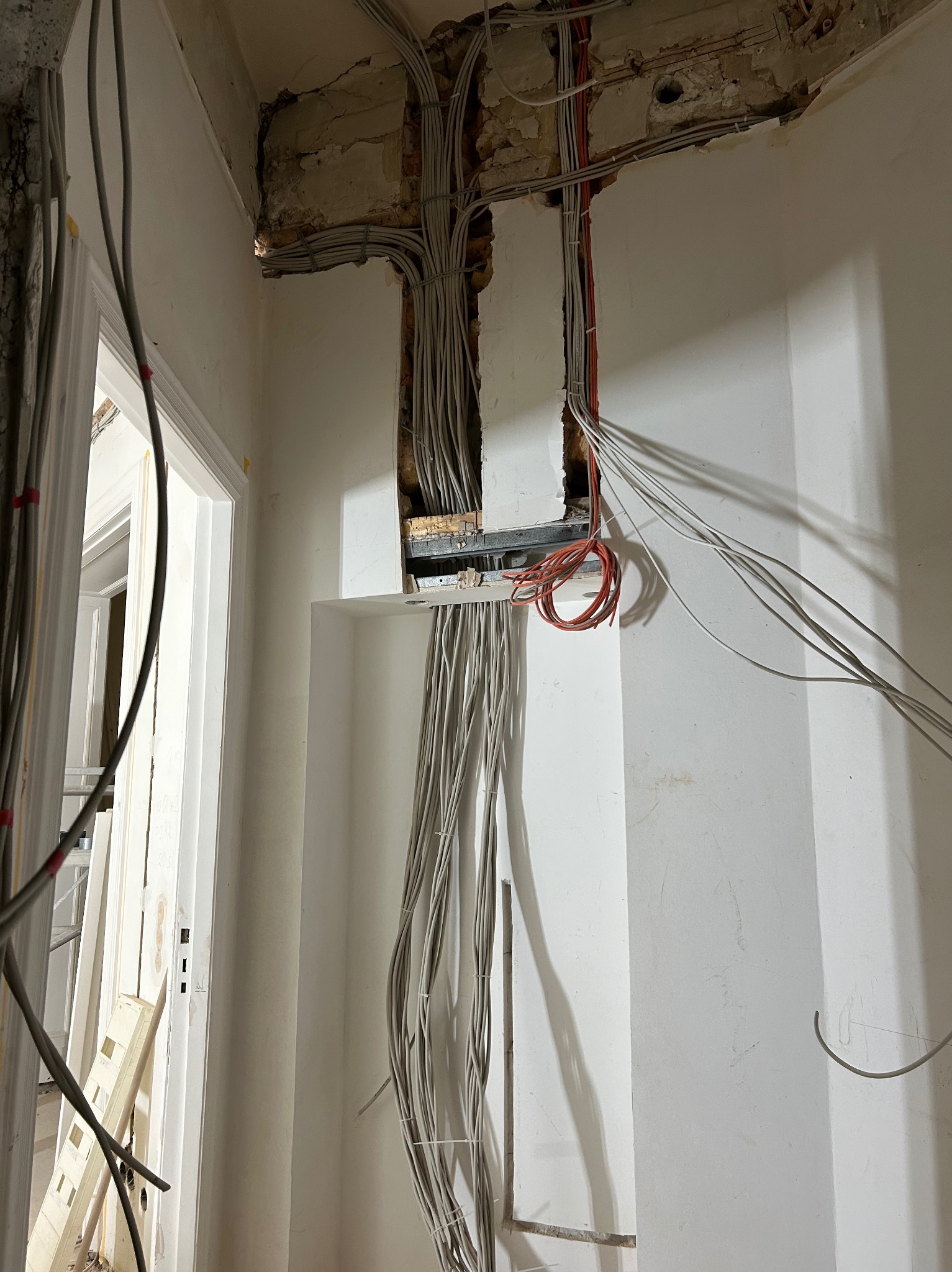 Instalacja elektryczna w trakcie montażu w Kostrzynie nad Odrą. Widoczne kable prowadzone w ścianach, przygotowane do dalszych prac wykończeniowych.