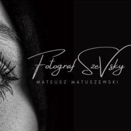 Fotograf SzeVsky - Czarno-białe zbliżenie na oko kobiety z mocno wytuszowanymi rzęsami, obok logo fotografa 'Fotograf SzeVsky Mateusz Matuszewski' na czarnym tle.
