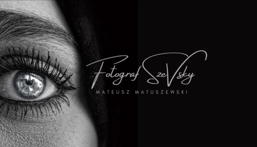 Czarno-białe zbliżenie na oko kobiety z mocno wytuszowanymi rzęsami, obok logo fotografa 'Fotograf SzeVsky Mateusz Matuszewski' na czarnym tle.