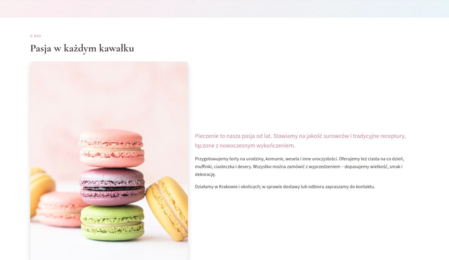 Kolorowe makaroniki ułożone w stos na jasnym tle. Pastelowe barwy, delikatne oświetlenie, widoczne detale tekstury ciastek. Słodki deser.