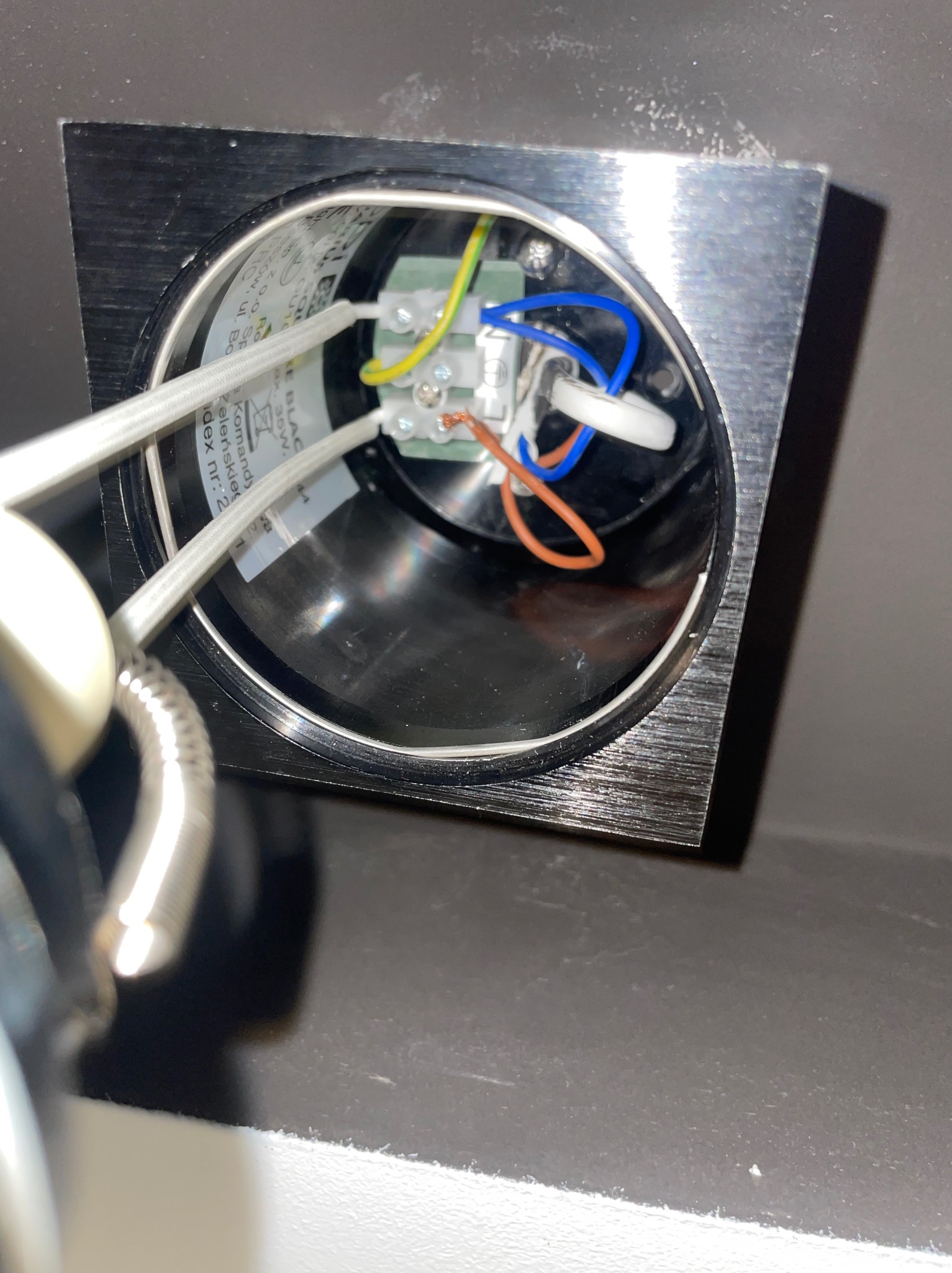 Awaria oświetlenia z powodu wadliwego połączenia przewodu