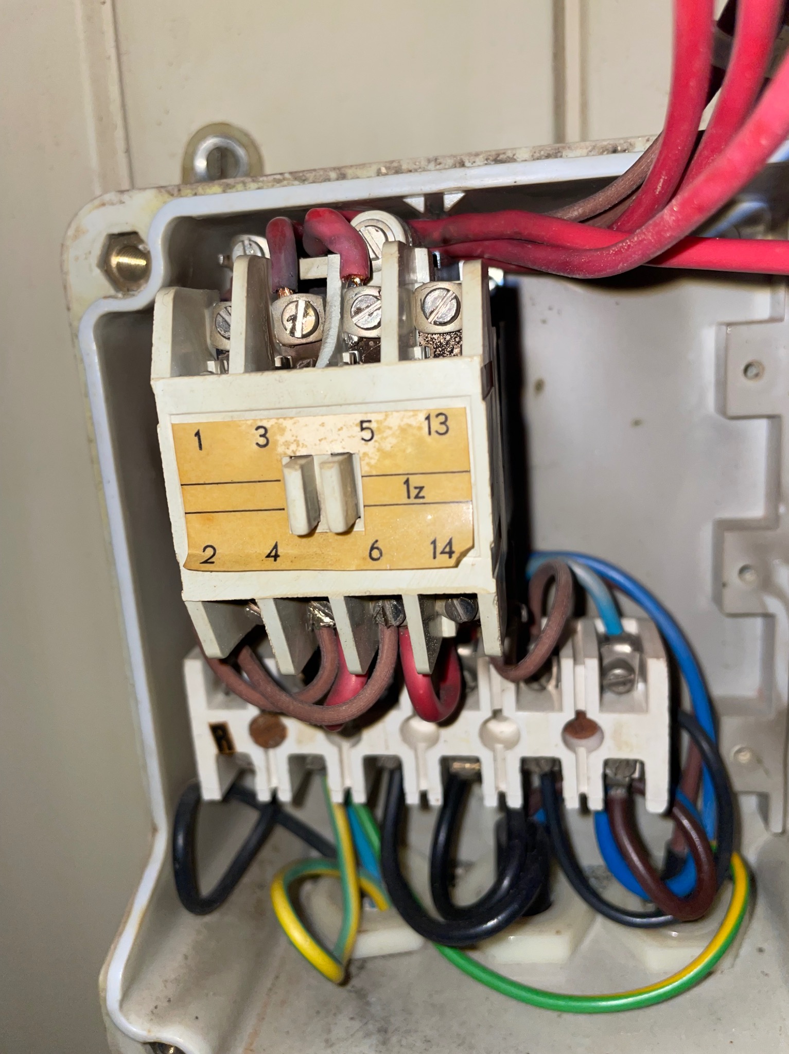 Zużyte zestyki stycznika powodowały zakłócenia w instalacji elektrycznej