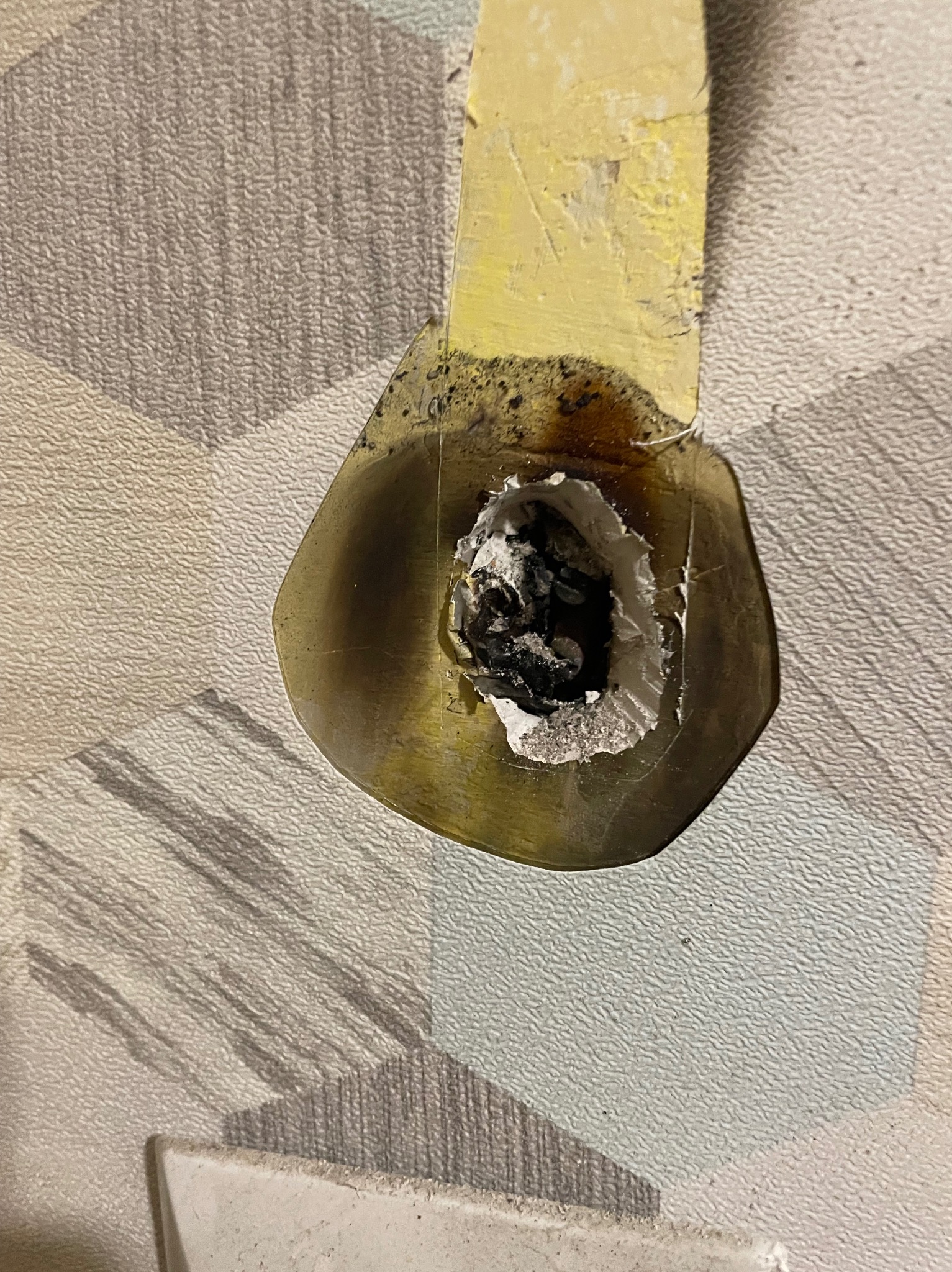 Uszkodzenie polaczenia przewodów pod tynkiem