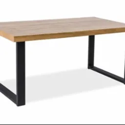 Stół z blatem z jasnego drewna i czarnymi, metalowymi nogami w kształcie litery U, minimalistyczny design.