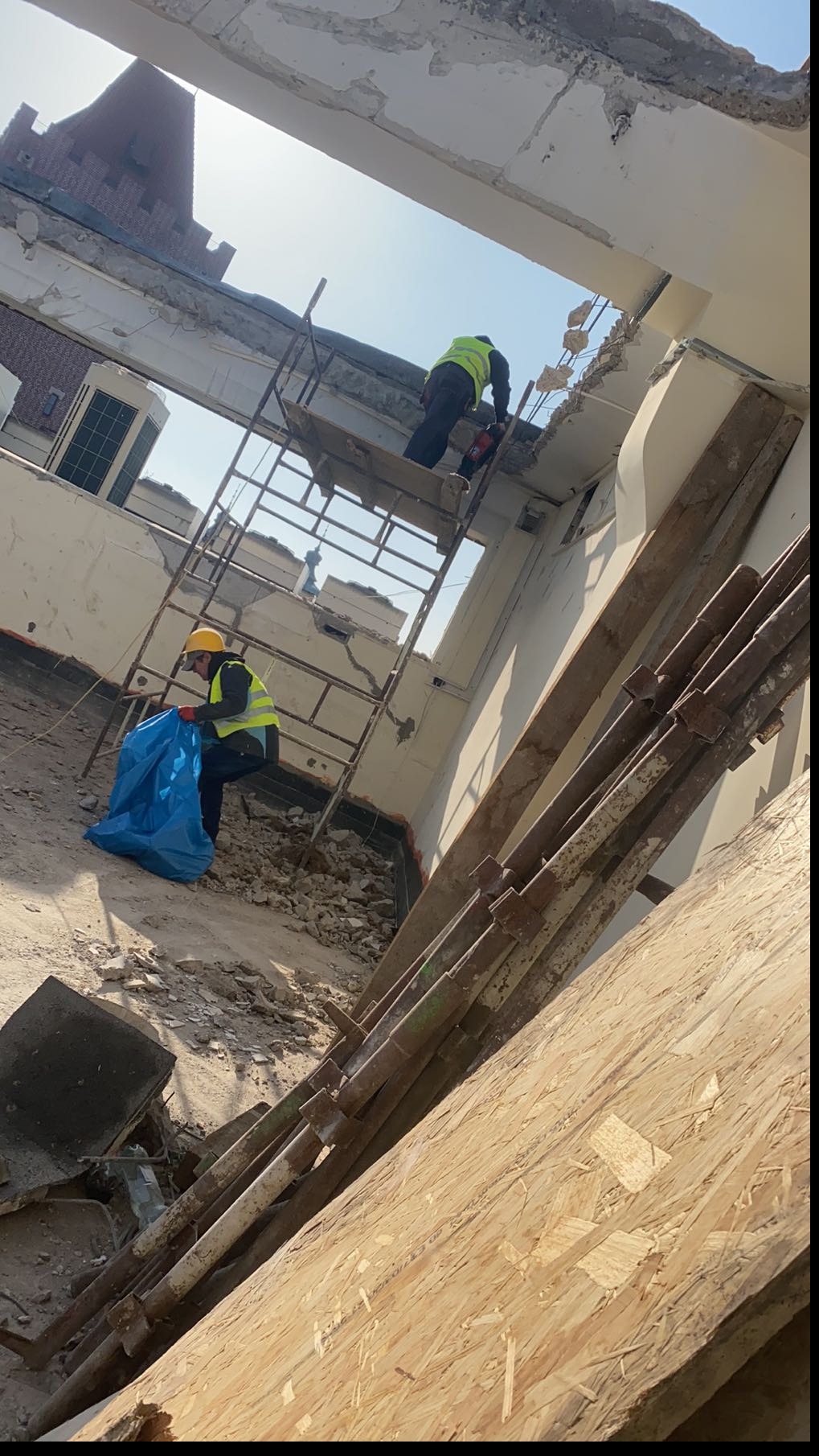 Kilka zdjęć realizowanych naszych prac budowlanych prace wyburzeniowe i prace przy czyszczeniu cegły