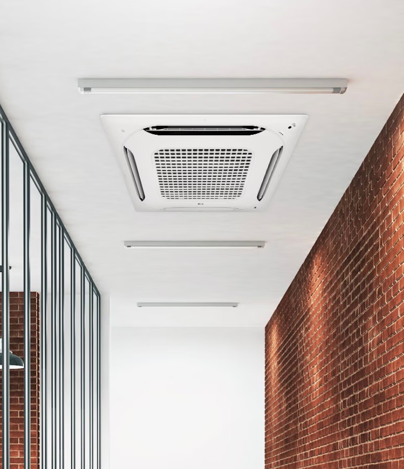 Kasetonowa klimatyzacja sufitowa LG w nowoczesnym biurze z ceglaną ścianą i oświetleniem liniowym.