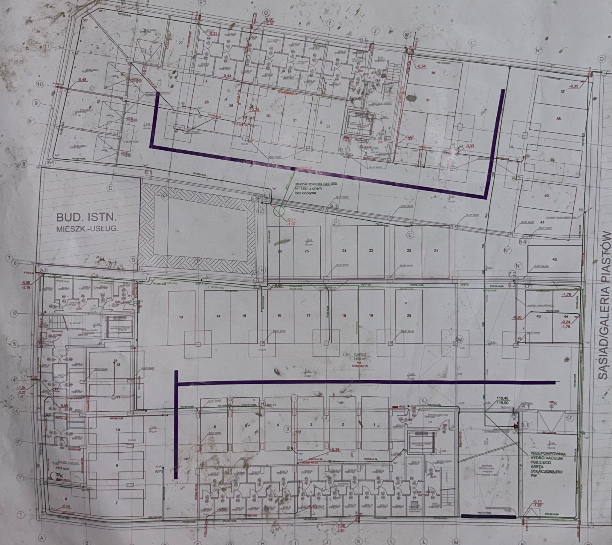 Plan instalacji budynku mieszkalno-usługowego z zaznaczonymi przyłączami i studniami zbiorczymi DN1000, widoczne numery działek i wymiary.