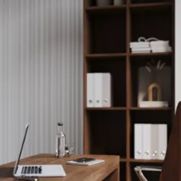 Biurko z laptopem, butelką wody i notatnikiem na tle regału z segregatorami i dekoracjami w neutralnej kolorystyce.