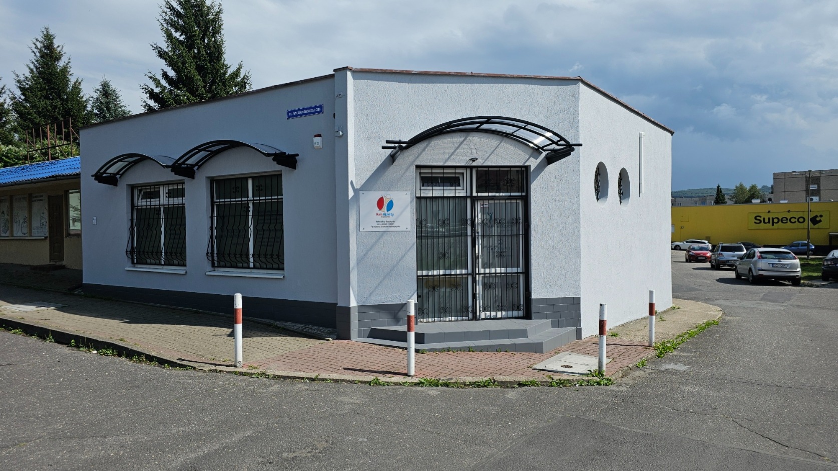 malowanie fasady oraz renowacja daszków