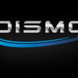 Logo firmy DISMO z srebrnym napisem i niebieską strzałką na czarnym tle.