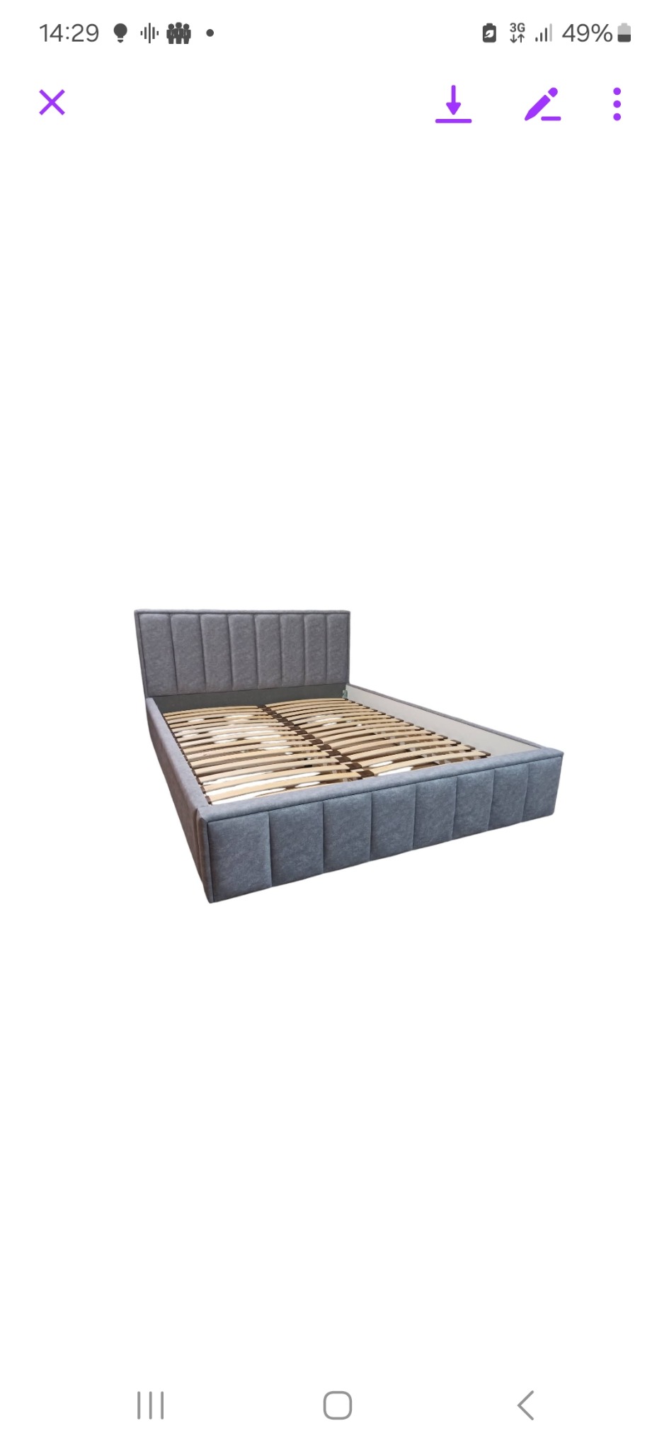 Szare tapicerowane łóżko z drewnianym stelażem listwowym, widoczne z perspektywy.