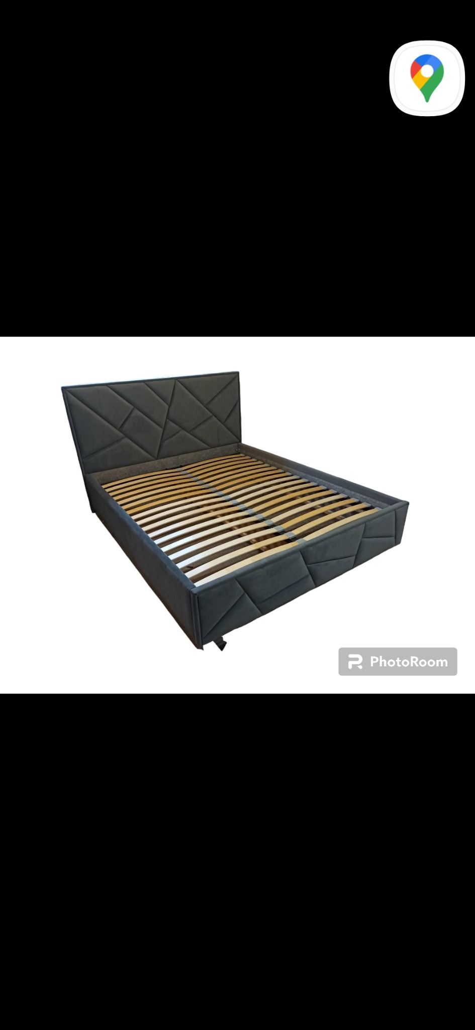 Szare tapicerowane łóżko z geometrycznym wzorem na wezgłowiu i drewnianym stelażem, widoczne pod kątem z boku.