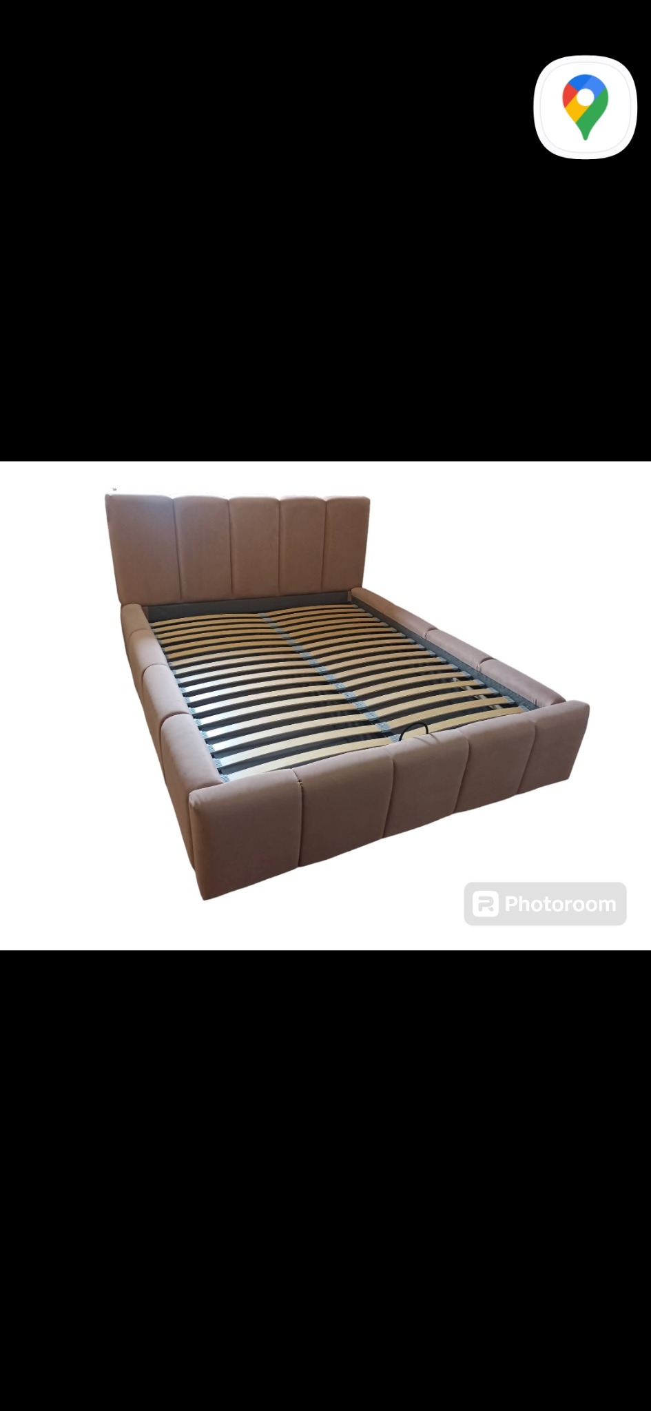 Tapicerowane łóżko z wezgłowiem w odcieniach beżu, widok z góry, stelaż z drewnianych listew.