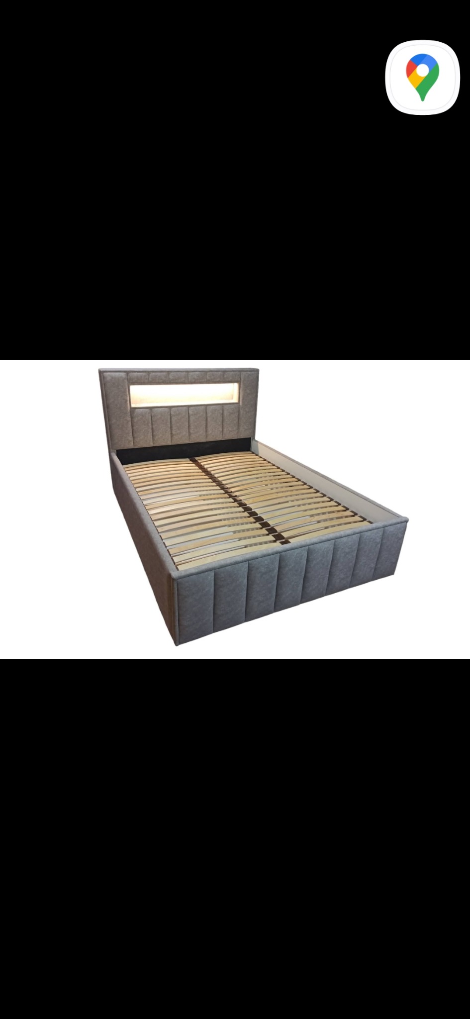 Szare tapicerowane łóżko z podświetlanym zagłówkiem, widoczna drewniana rama pod materac.