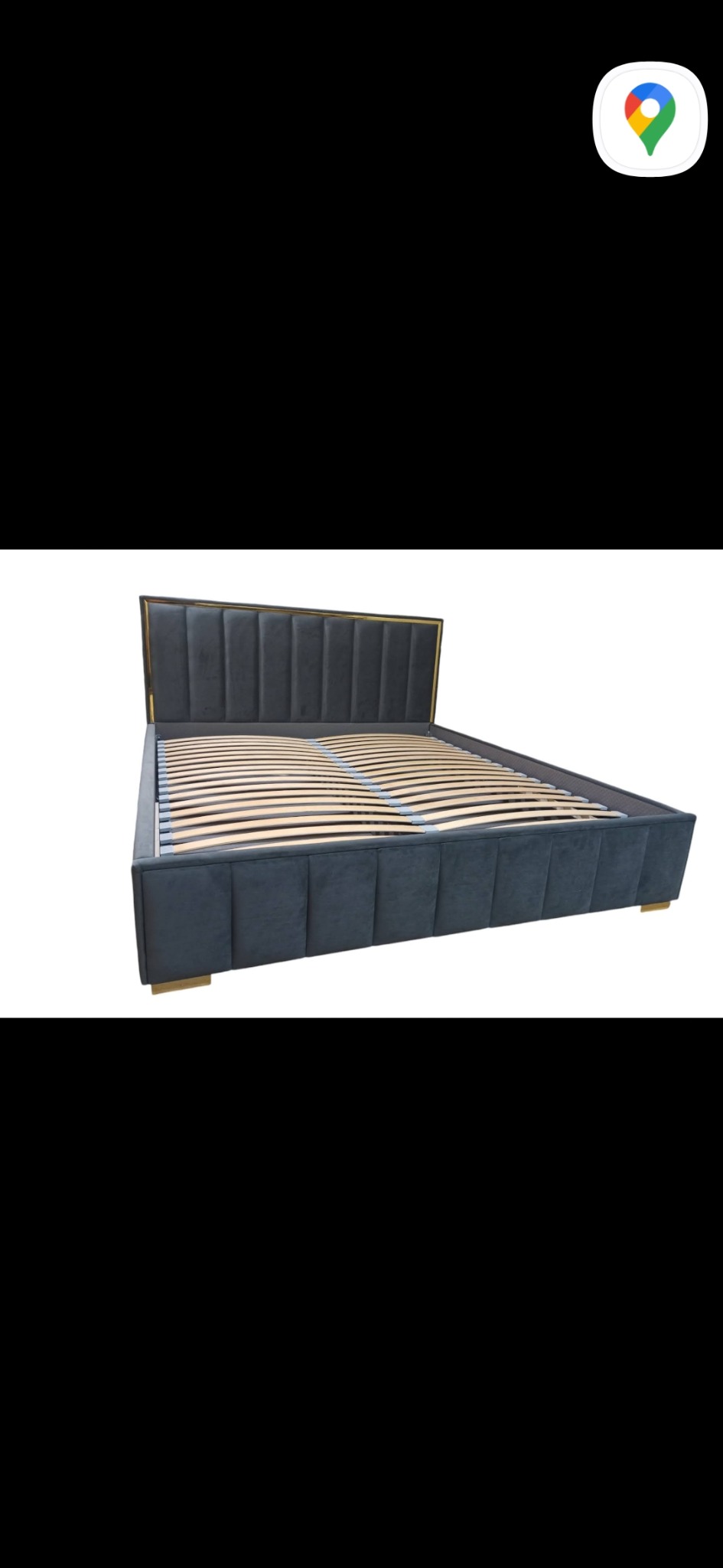 Szare, tapicerowane łóżko z drewnianym stelażem i złotymi akcentami na nóżkach oraz wezgłowiu, sfotografowane na białym tle.