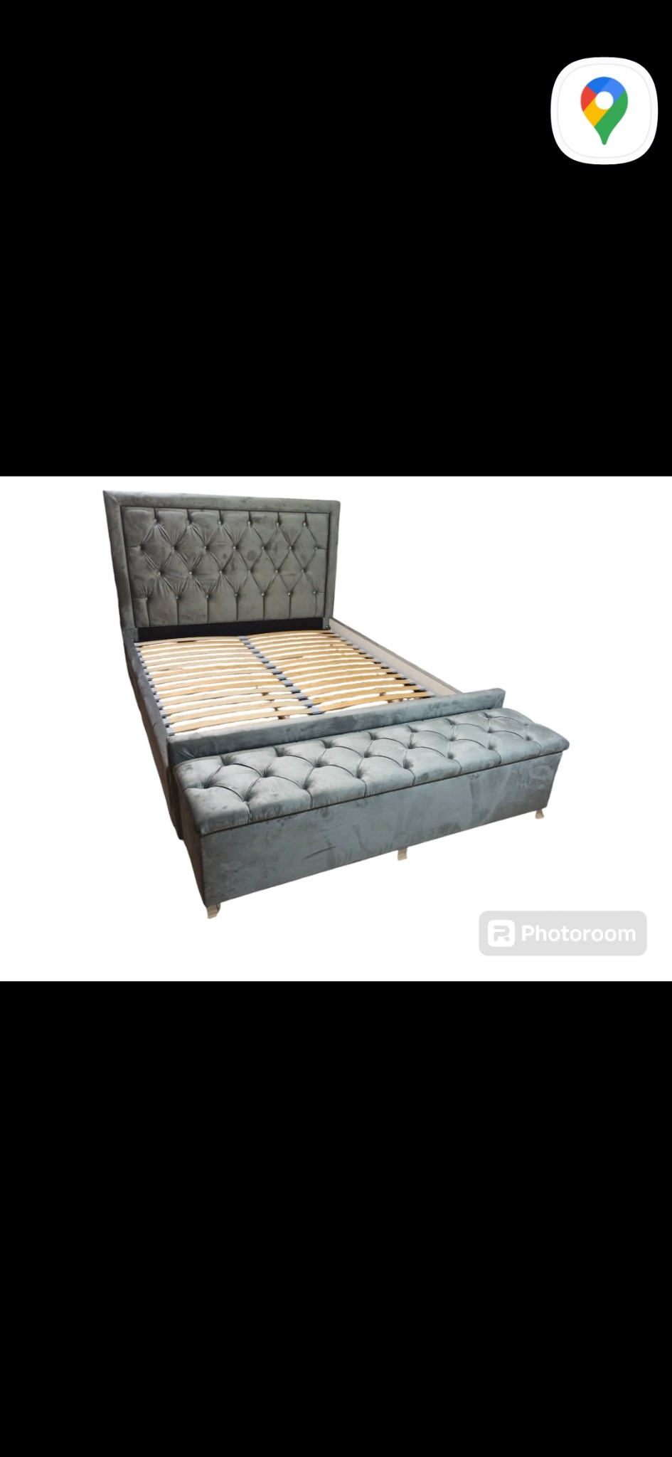 Szare tapicerowane łóżko z pikowanym zagłówkiem i skrzynią na pościel, widoczny stelaż z listew