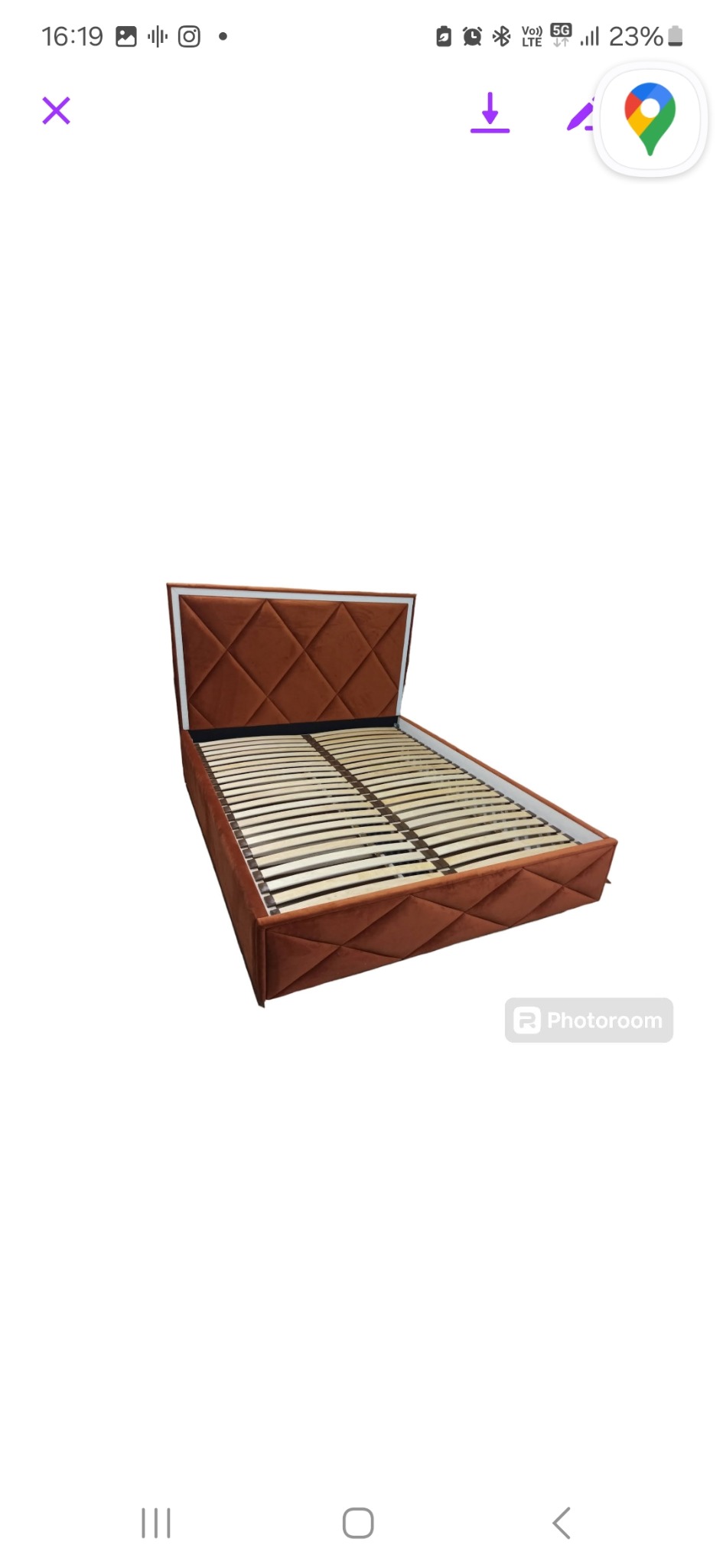 Brązowe tapicerowane łóżko z zagłówkiem w romby i drewnianym stelażem, na białym tle.