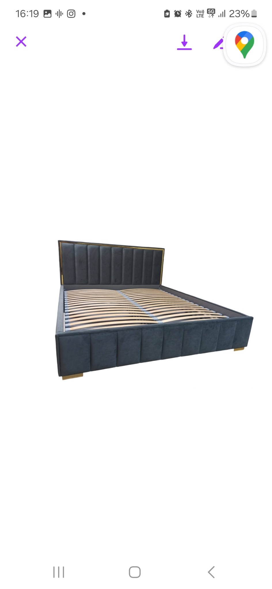 Szare tapicerowane łóżko z listwowym stelażem, złotymi akcentami na ramie i nóżkach, sfotografowane na białym tle.