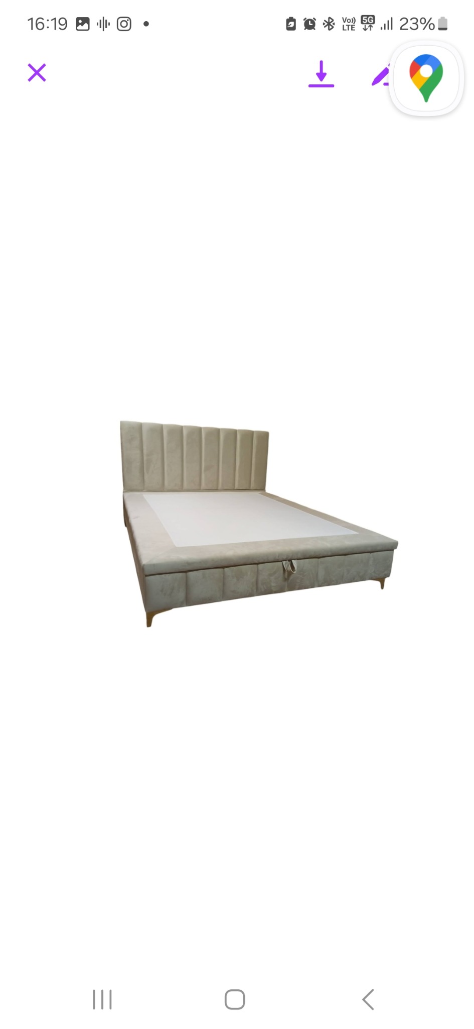 Beżowe łóżko tapicerowane z pionowymi przeszyciami na wezgłowiu i pojemnikiem na pościel, widoczne z boku na białym tle.