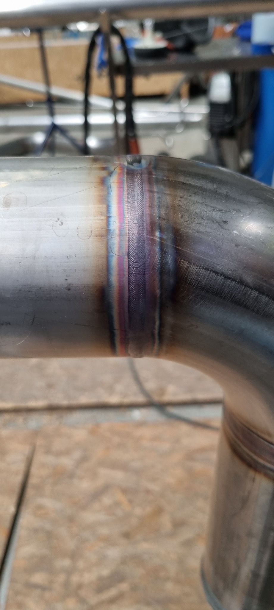 Spoina na rurze ze stali nierdzewnej, widoczne przebarwienia termiczne i charakterystyczny wzór przetopu.