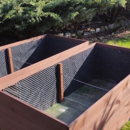 Skrzynie na rabatki w ogrodzie