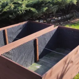 Skrzynie na rabatki w ogrodzie