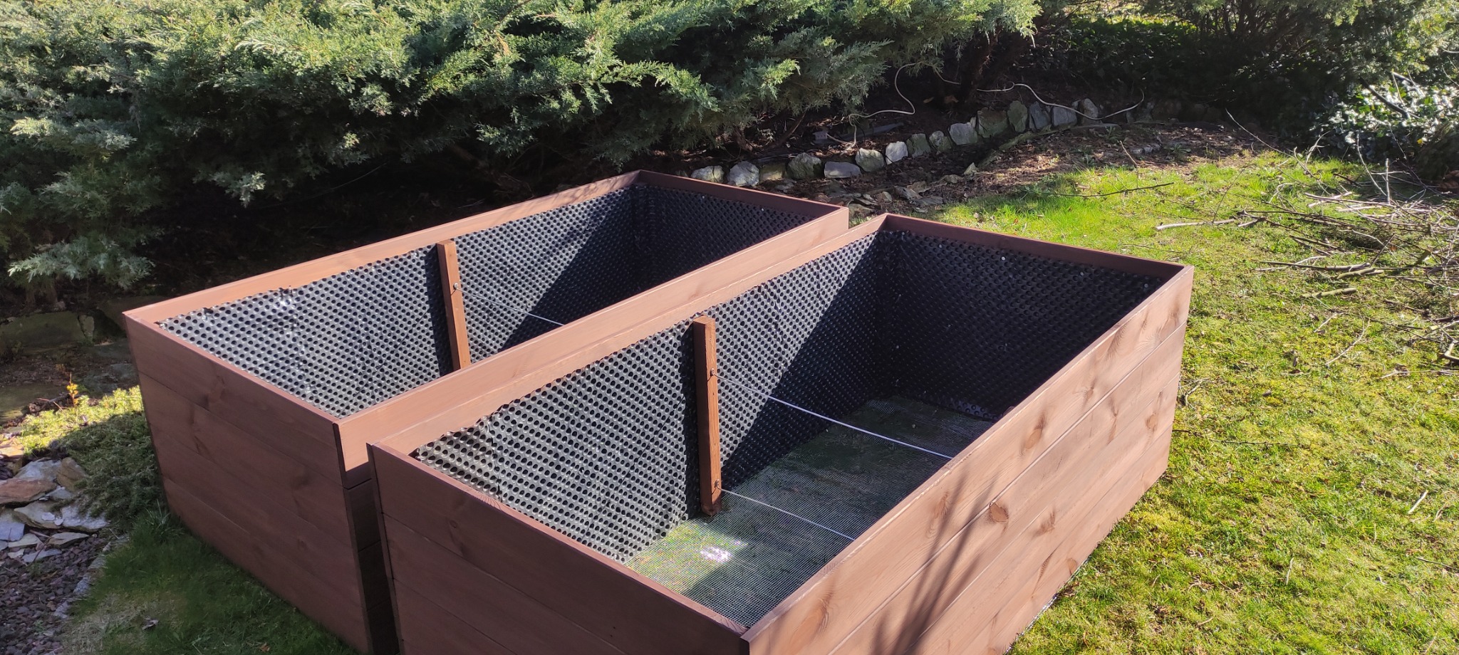 Skrzynie na rabatki w ogrodzie