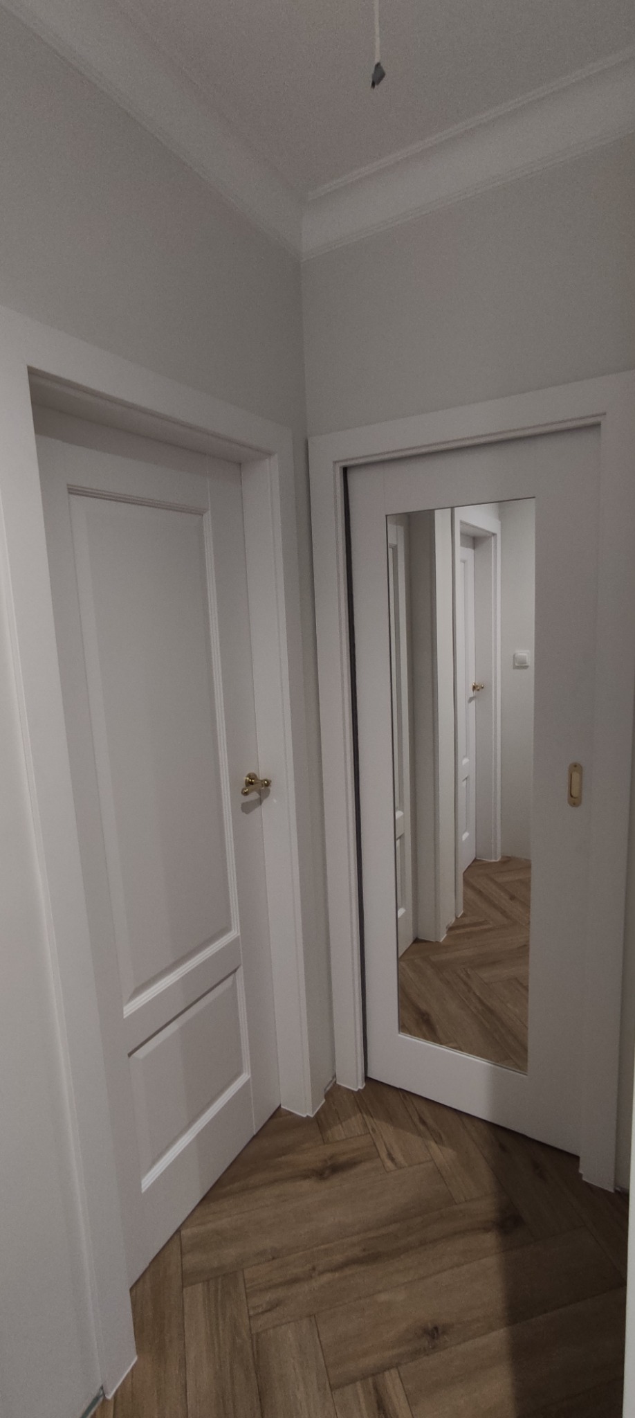 Drzwi przesuwne z lustrem w systemie kasetowym,chowane w ścianę