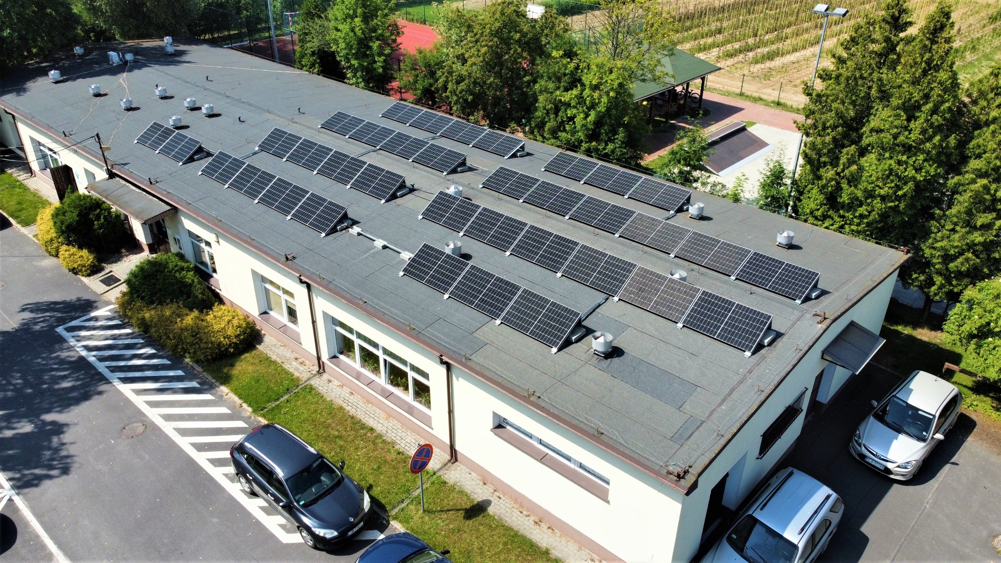 konstrukcja bezinwazyjna na budynku użyteczności publicznej