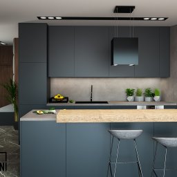 Format Przestrzeni AGNIESZKA BRUŚ-BADLAK - Nowoczesna kuchnia w odcieniach szarości z drewnianym blatem i hokerami, ozdobna ściana z motywem roślinnym, minimalistyczne oświetlenie i marmurowa podłoga.