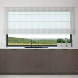 Wizualizacja nowoczesnej kuchni z brązowymi szafkami, białym blatem z marmurowym wzorem i oknem z roletą rzymską, za którym widać zielony krajobraz.