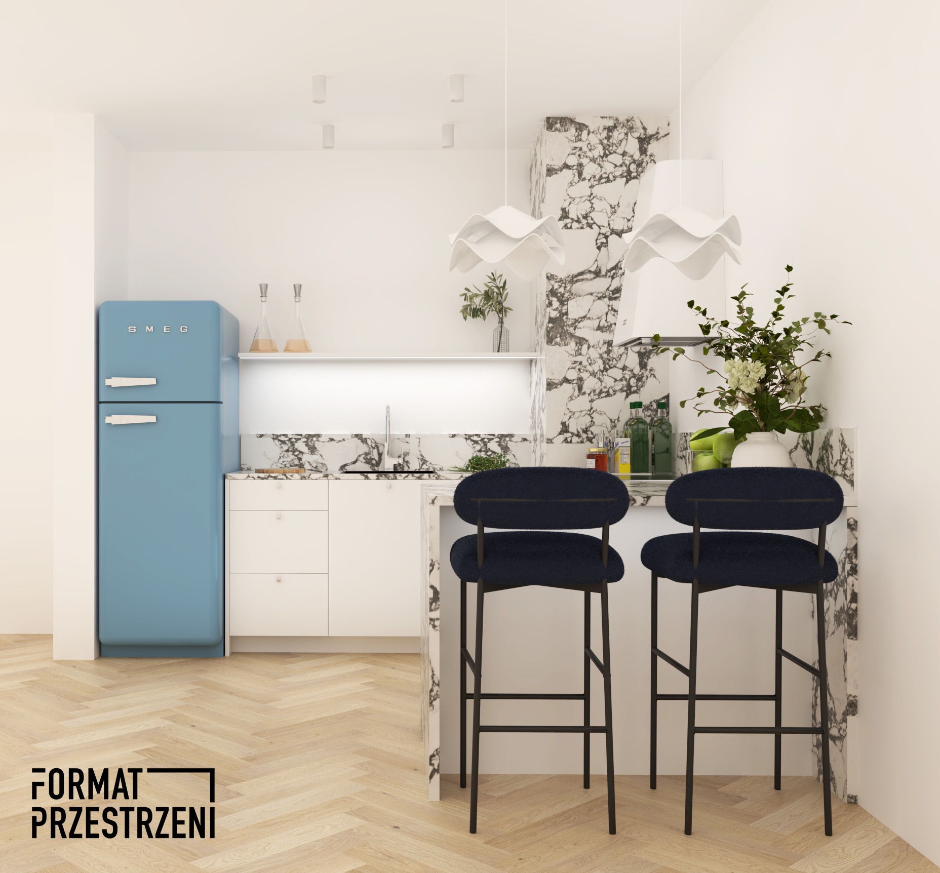 Jasna kuchnia z błękitną lodówką SMEG, blatem i okładziną z marmuru, oświetleniem punktowym i dwoma czarnymi hokerami na parkiecie w jodełkę.