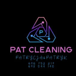 Gradientowe logo firmy sprzątającej PAT CLEANING z numerami telefonów kontaktowych na czarnym tle.