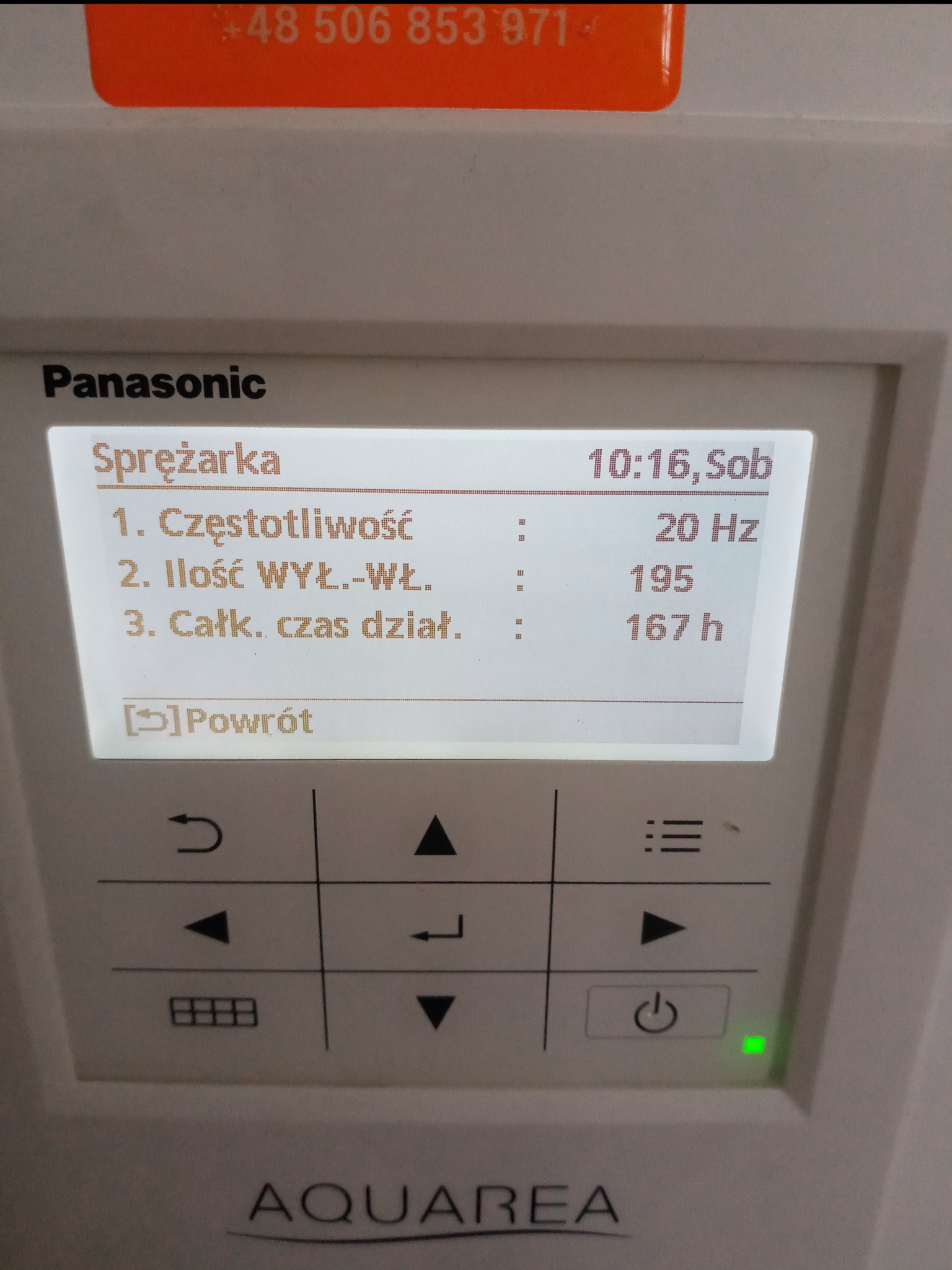 Panel sterowania sprężarki Panasonic Aquarea z widocznymi parametrami pracy, takimi jak częstotliwość (20 Hz) i czas działania (167h), zainstalowanej w Bratkowicach.