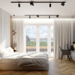 Merlin Interior - Nowoczesna sypialnia z łóżkiem, biurkiem i dużym oknem balkonowym; parkiet w jodełkę, oświetlenie szynowe, dekoracyjna lampa wisząca i złota rzeźba na biurku.