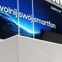 Reklama smartfona Samsung Galaxy S8 z hasłem 'wolnij swój smartfon' umieszczona na białym cokole.