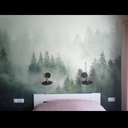 fteshhousejremonty - Sypialnia z fototapetą przedstawiającą mglisty las iglasty, nad białym zagłówkiem łóżka zamontowane dwa czarne kinkiety z mosiężnymi elementami, po bokach włączniki światła.