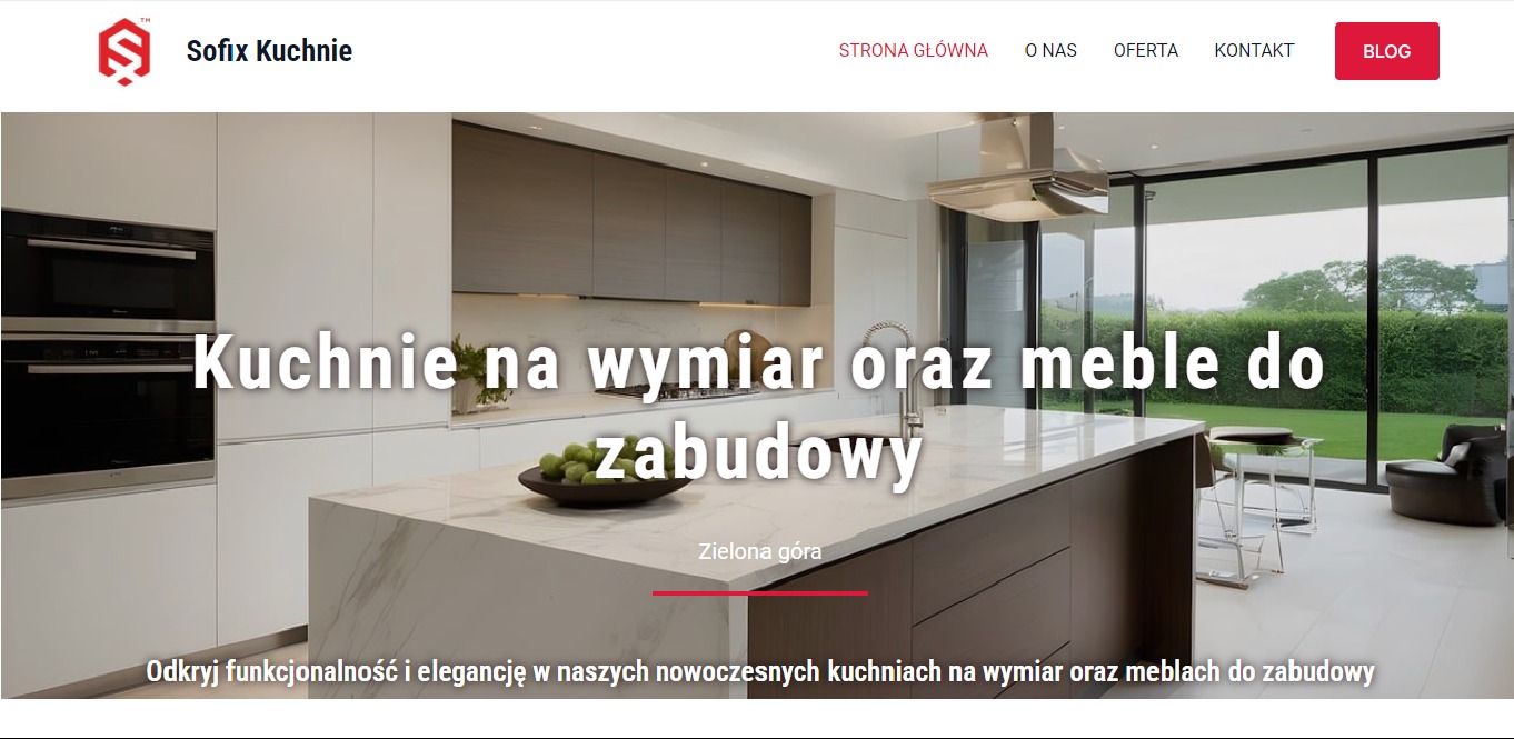 Nowoczesna kuchnia z białymi szafkami, marmurowym blatem i ciemnobrązową wyspą kuchenną, widok na ogród przez duże okno.