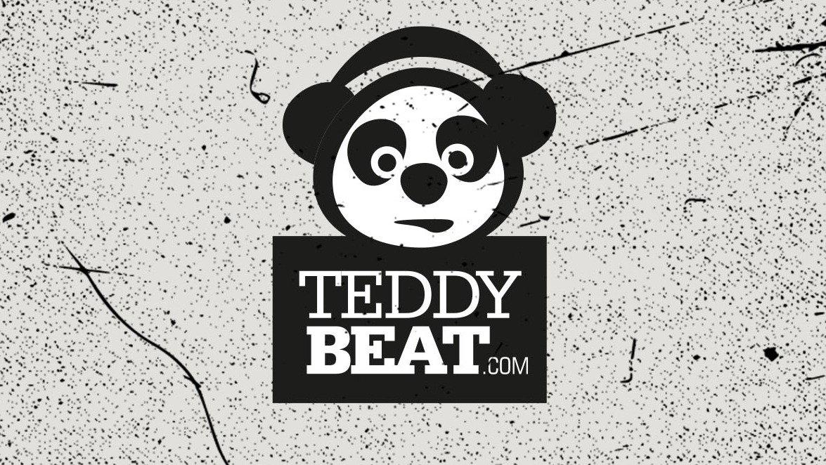 Czarno-białe logo z głową pandy w słuchawkach, umieszczoną nad napisem TEDDY BEAT.COM na teksturowanym tle.