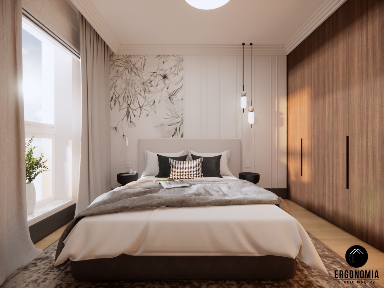 Jasna sypialnia z dużym łóżkiem, drewnianą szafą w zabudowie i kwiatowym motywem na ścianie za łóżkiem. Widoczne lampy wiszące i logo studia wnętrz na podłodze.
